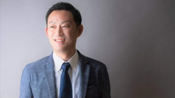 コーチ・お金の専門家として、お金が苦手だった経験を活かした人生のサポートで日々活躍中の加納敏彦さん